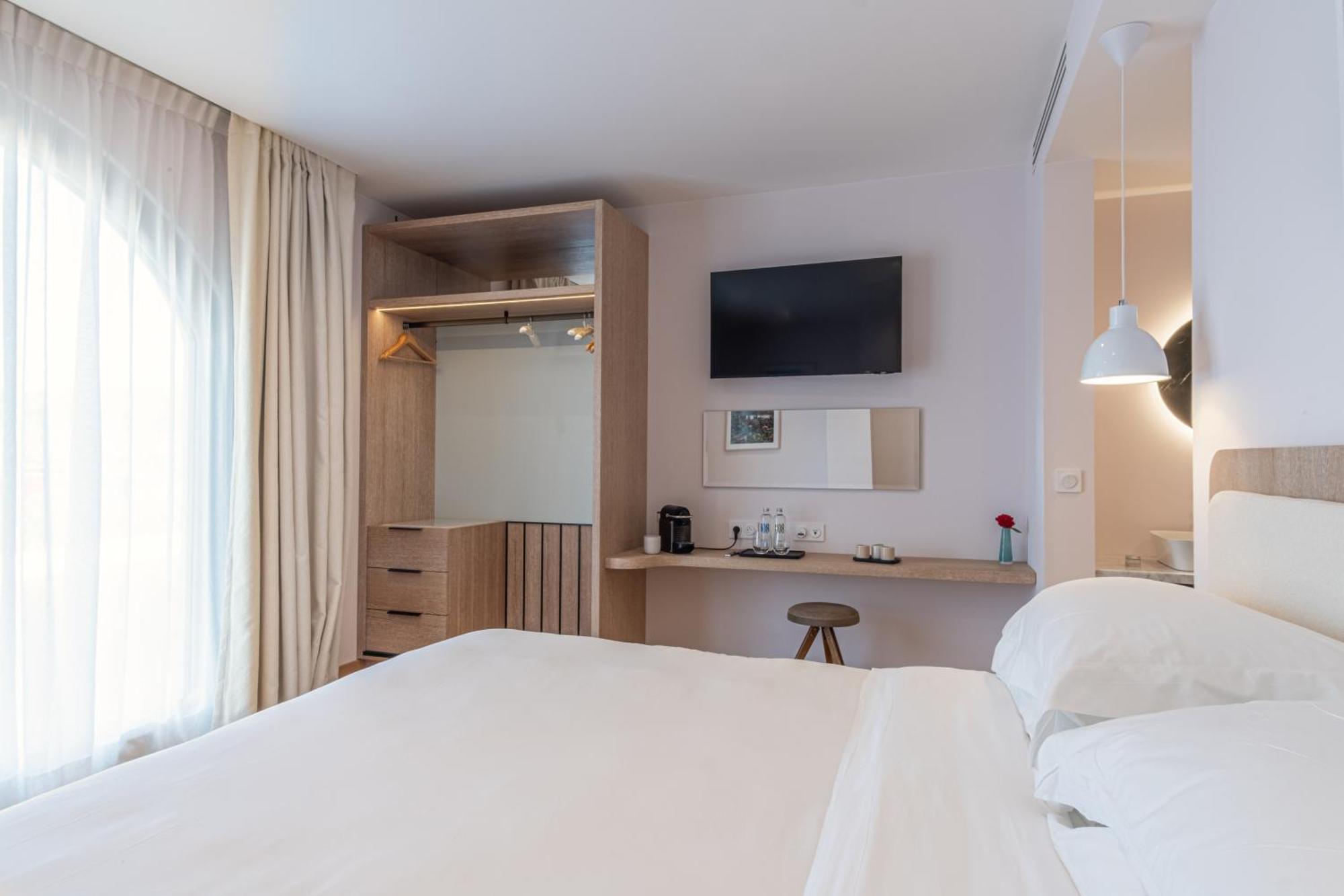 Auberge La Coste Le Puy Sainte Reparade Ruang foto