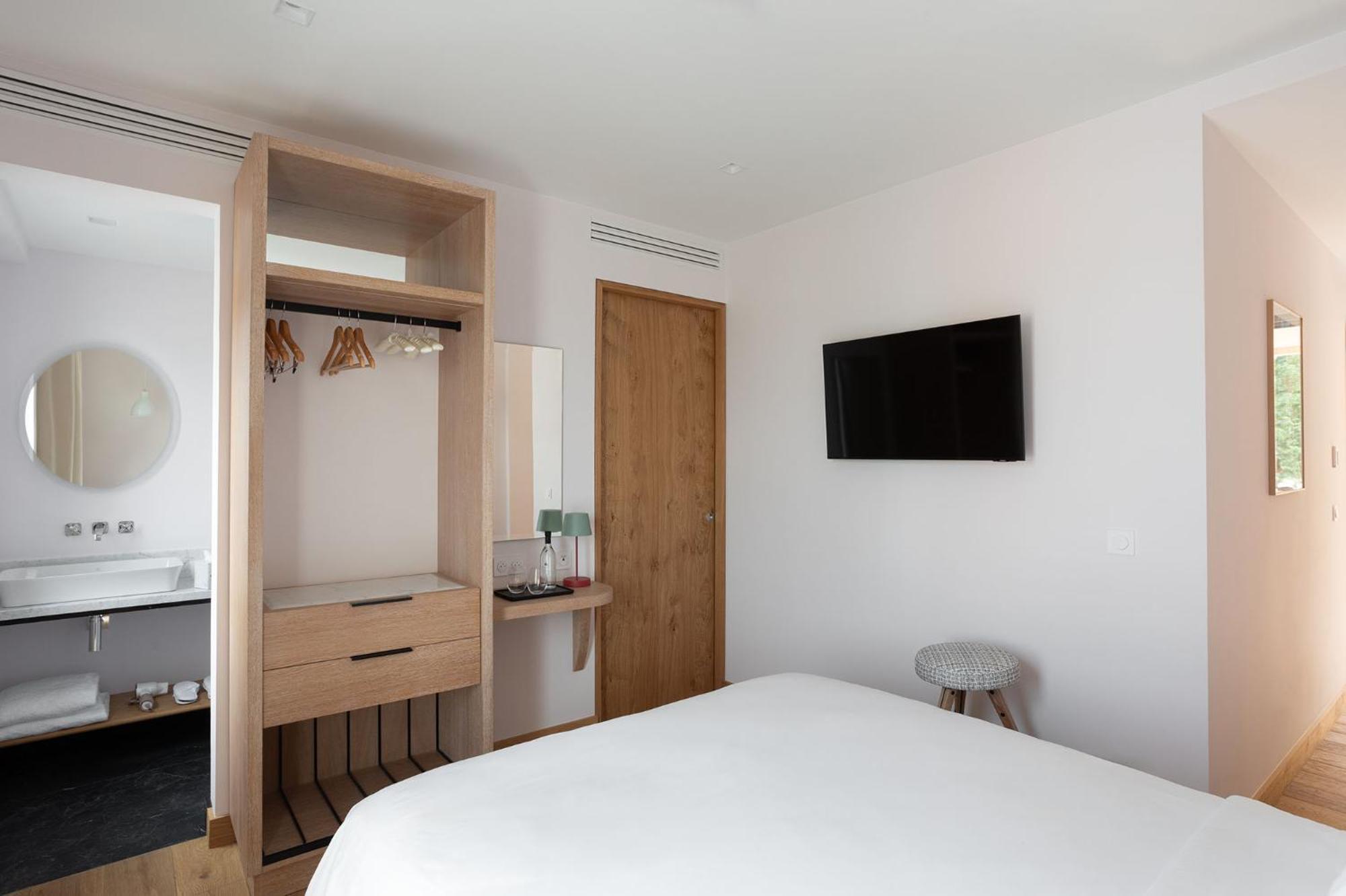 Auberge La Coste Le Puy Sainte Reparade Ruang foto