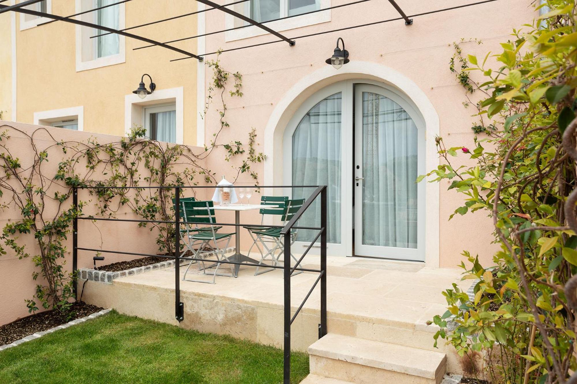 Auberge La Coste Le Puy Sainte Reparade Ruang foto